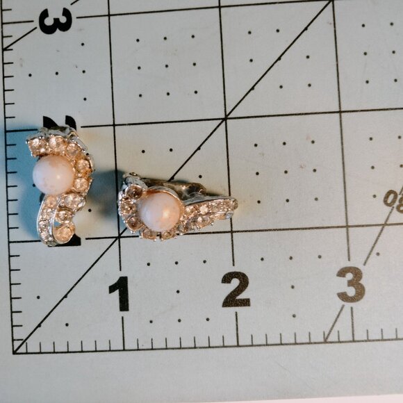 Clip On Earrings Rhinestones Faux Pearl Vintage Gold Tone Finish - Picture 2 of 5